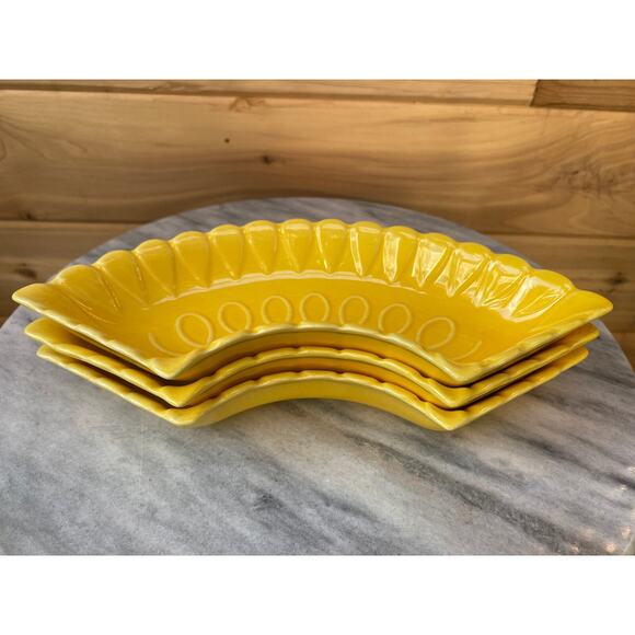 Vintage California Pottery Yellow Ruffled Serving Trays - Set of 3 - Picture 5 of 7